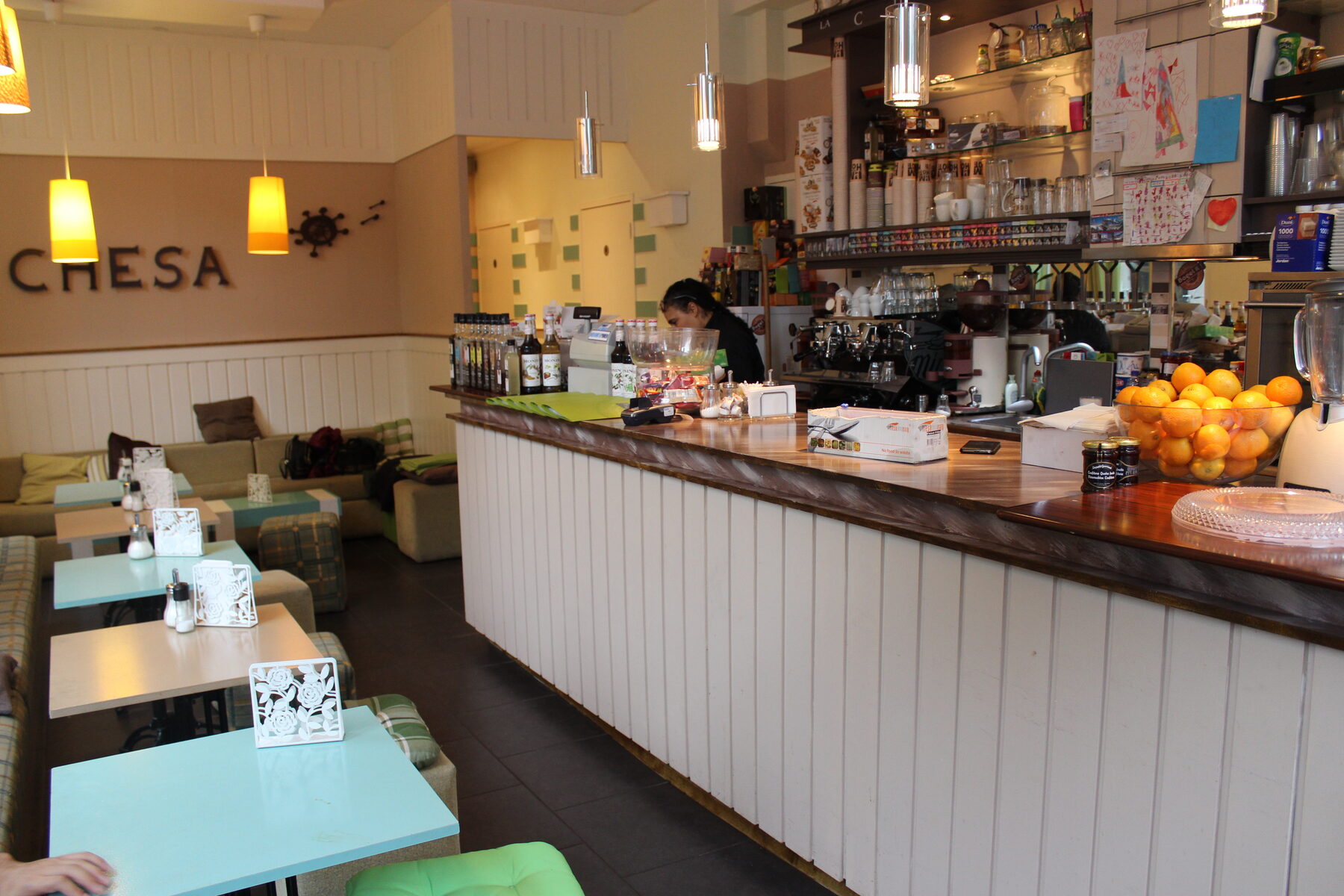 De bar van La Chesa met espressomachine en verse sinaasappels