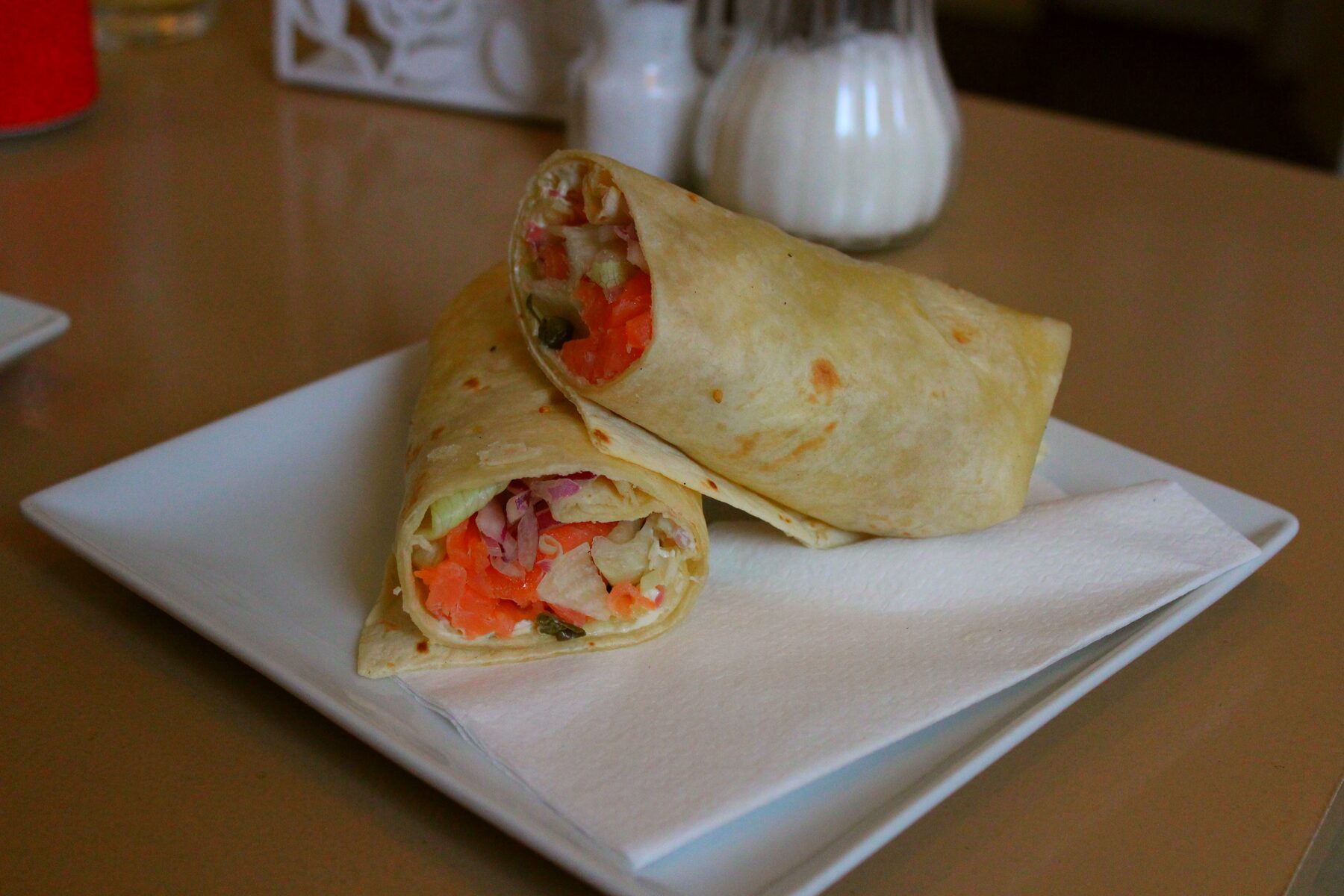 Verse wrap op een wit bord
