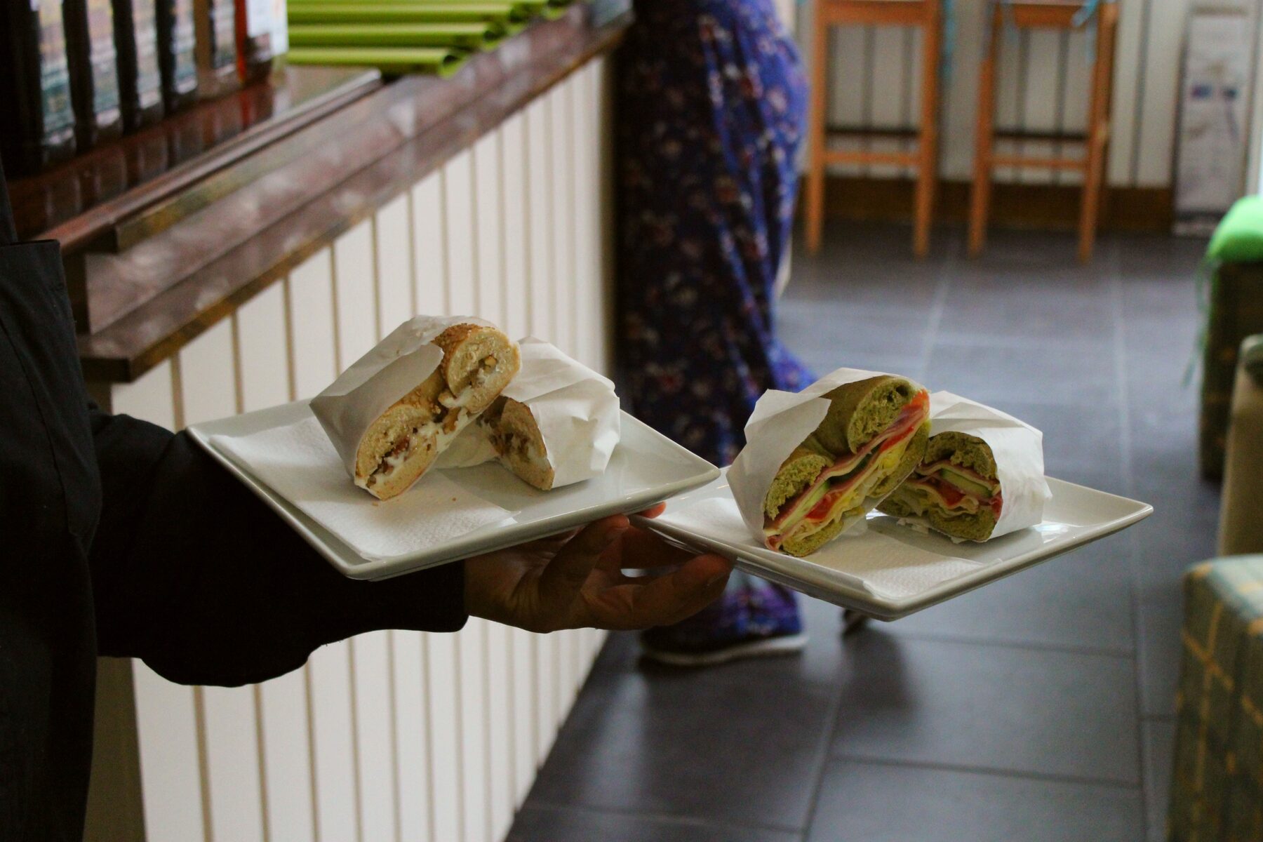 Twee borden met wraps worden geserveerd